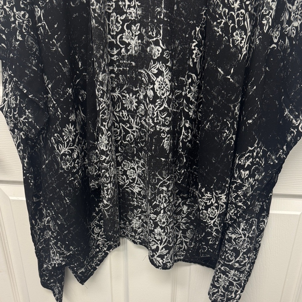 ANGL Monochrome Floral Kimono - Picture 4 of 4